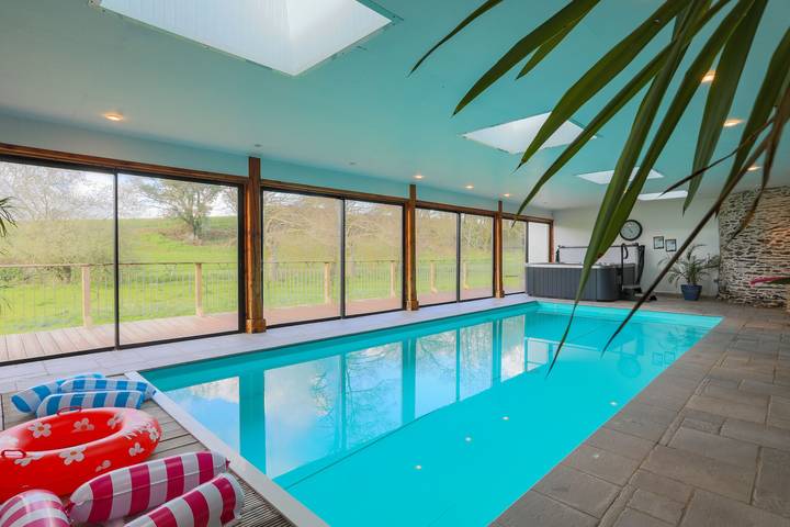 Blokhut voor 6 personen, with Balkon and Whirlpool as well as Tuin and Kinderzwembad in Bretagne