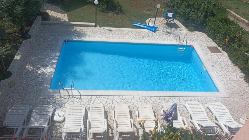 Maison d’hôte pour 4 personnes, avec terrasse ainsi que jardin et piscine à Pula - 3