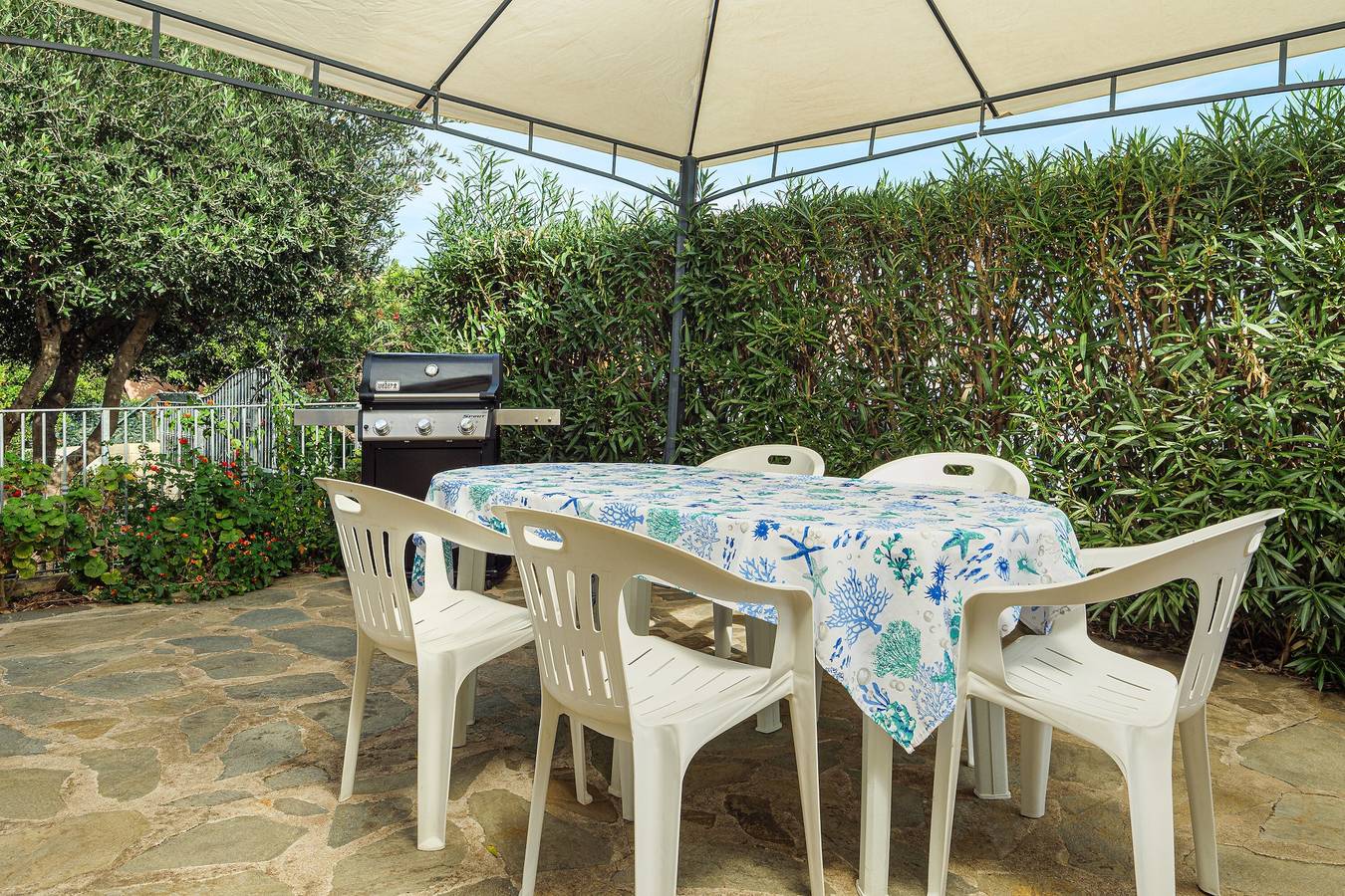 Entire apartment, Apartment 'Grazioso Appartamento San Teodoro' with Terrace, Wi-Fi and Air Conditioning in Suaredda-traversa, San Teodoro
