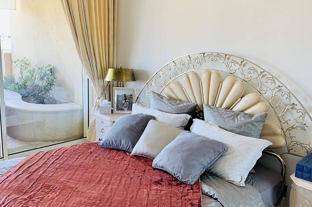 Ganze Wohnung, Amazing spacious appartement front of the beach. in Golfe-Juan, Vallauris