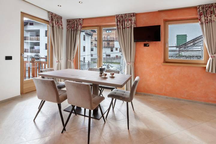 Apartamento entero, Apartamento 'Bait Dal Pa Livigno Roxy Bar' con vistas a la montaña, terraza privada y Wi-Fi in Livigno (Town), Livigno