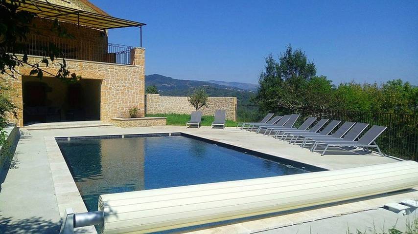 Location de vacances pour 8 personnes, avec balcon et piscine à Prades (Rhône-Alps)