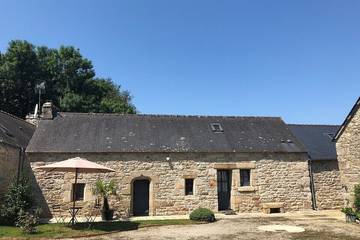 Location de vacances pour 4 personnes, avec terrasse et jardin ainsi que sauna et jacuzzi à Pouldergat