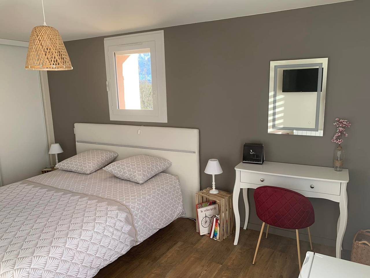 Chambre 'Domaine De Jarentin – Chambre Rubis' avec terrasse privée, balcon et Wi-Fi in Saint-Marcel-de-Félines, Région de Roanne