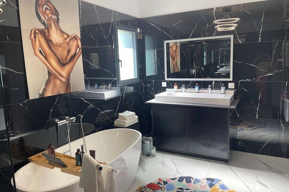 36 m² room with private bathroom, featuring a king-size bed (180) in Lagraulière, Tulle und Umgebung