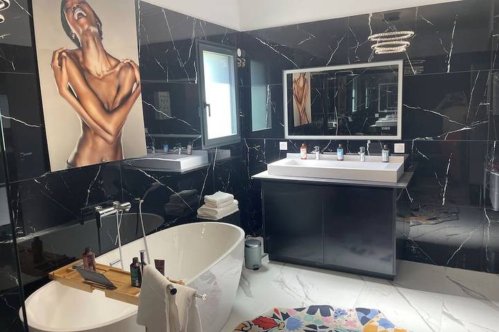 36 m² room with private bathroom, featuring a king-size bed (180) in Lagraulière, Tulle und Umgebung
