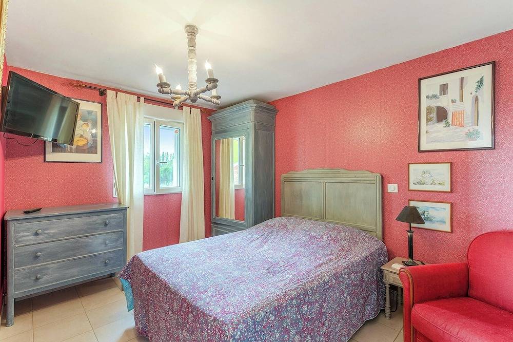 Entire apartment, Homerez - Apartment in Mortagne-sur-Gironde in Mortagne-sur-Gironde, Saintes region