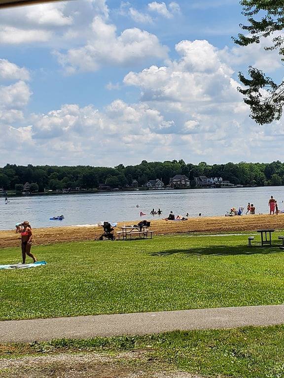 Sunset cottage complete w/large deck, fire pit and mins away from public beach in Mahoning County