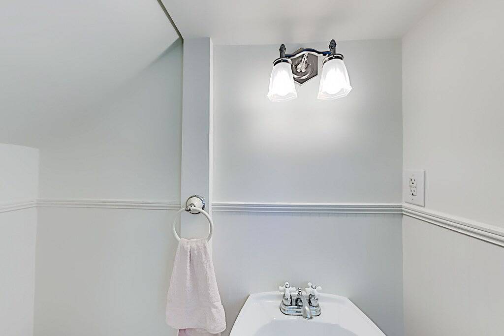 Charming home a short walk from downtown w/2 fireplaces, porch, yard, firepit in Hendersonville, Henderson County (NC)