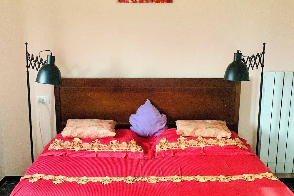 Artists' Villa,  4  bedrooms, large terrace, great views, Cinque Terre 40 min.! in Groppo (Sesta Godano), Sesta Godano
