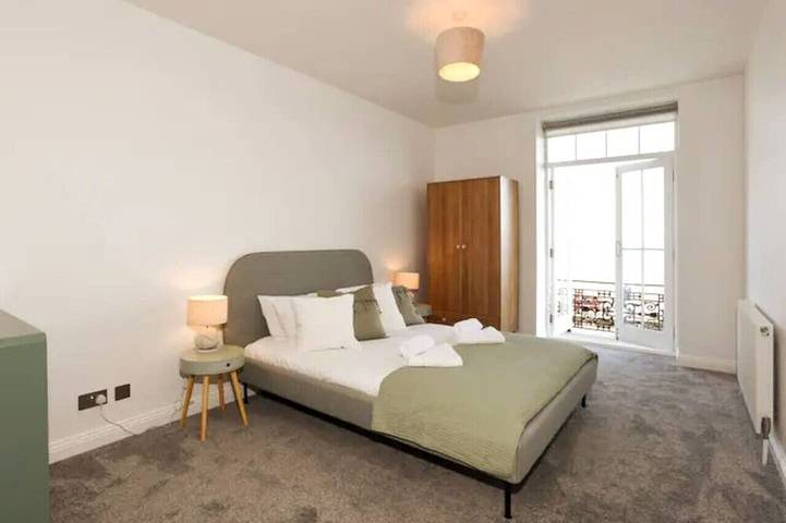 Ganze Wohnung, Stunning beach front luxury apt w/balcony Sleeps 6 in Southsea, Portsmouth