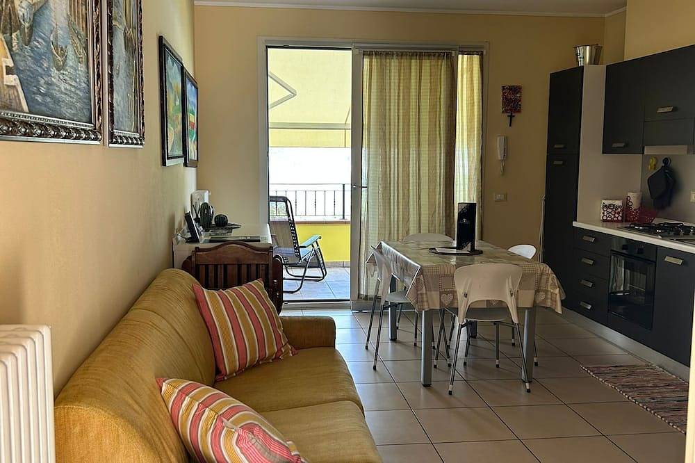 Ganze Wohnung, Apartment with a breathtaking view in a complex with an outdoor pool in Monte Isola, Iseosee
