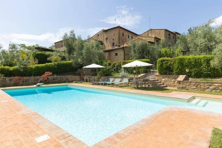 Agriturismo per 8 persone, con terrazza e piscina, con animali domestici in Poggibonsi
