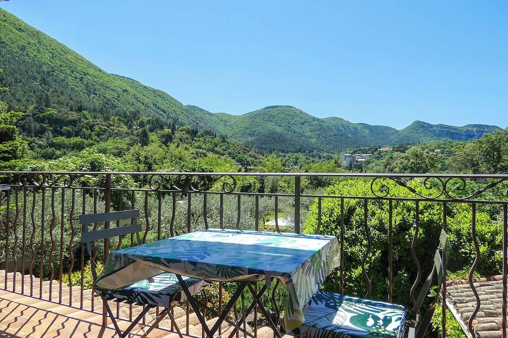 Appartement entier, Appartement dans maison de campagne bénéficiant d'une très belle vue. in Nyons, Région de nyons