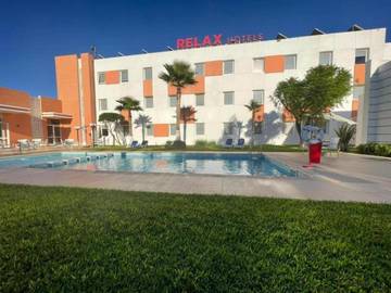 Hôtel pour 2 personnes, avec piscine ainsi que bassin pour enfant et jardin à Kénitra