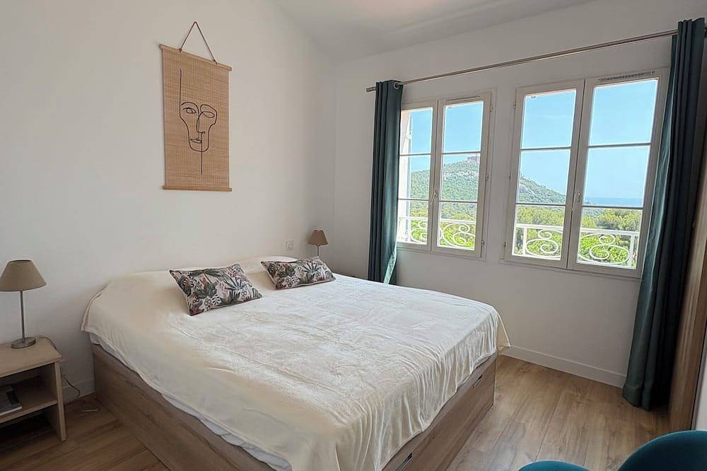 Quiet house with terrace, magnificent sea view, facing Golden Island in Le Dramont, Saint-Raphaël