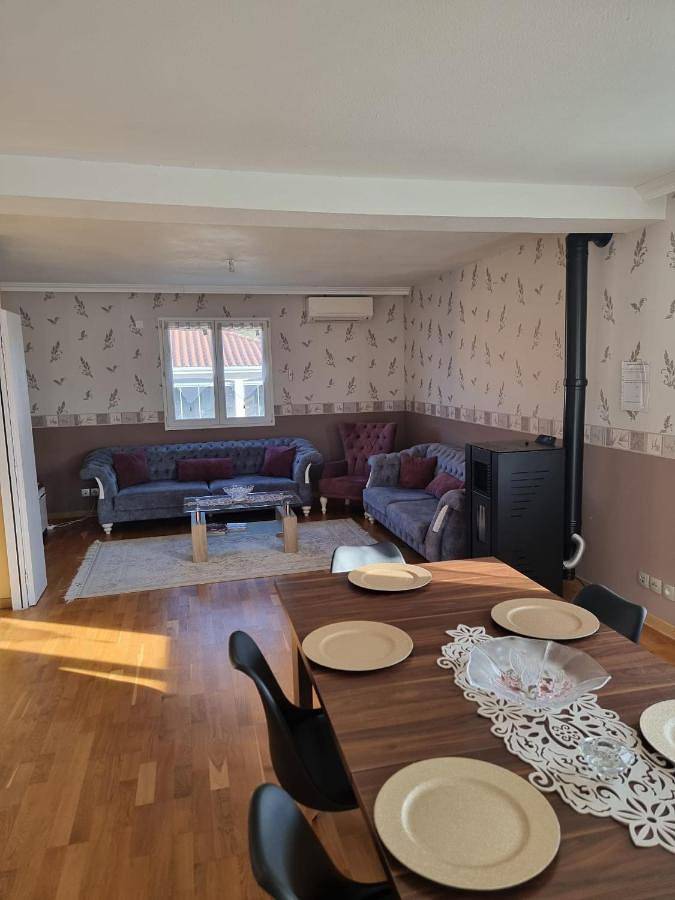 Appartement de vacances pour 7 personnes, avec Balcon et Terrasse ainsi que Jardin et Piscine