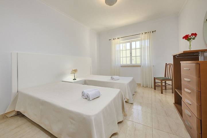 Traditional Charm 4 bedroom villa in Vilamoura: Pool, Ac & Full Wi-Fi in Quarteira, Faro Distrikt