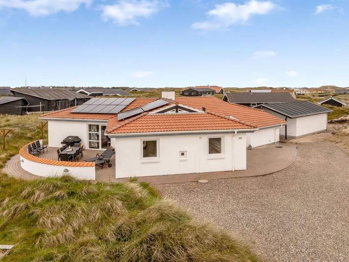 Ferienhaus für 12 Personen, mit Sauna und Whirlpool sowie Terrasse und Pool in Klitmøller