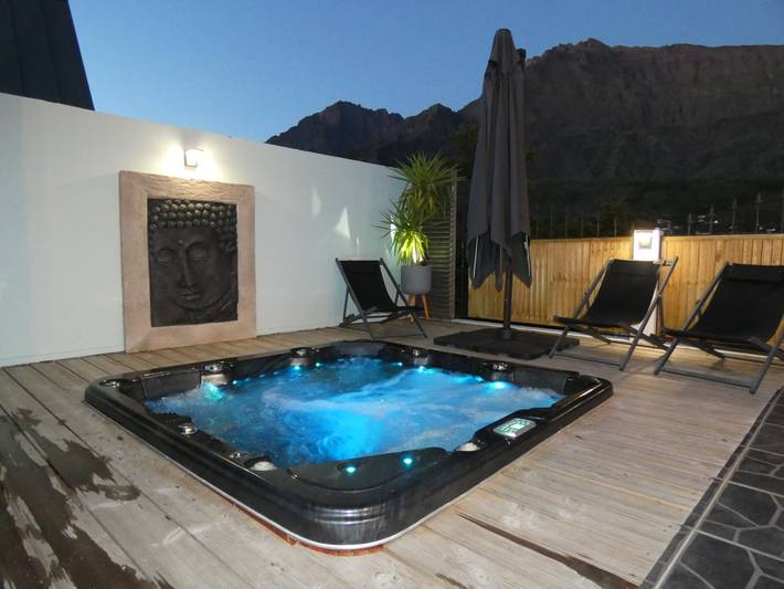 Villa pour 6 personnes, avec jardin ainsi que terrasse et jacuzzi