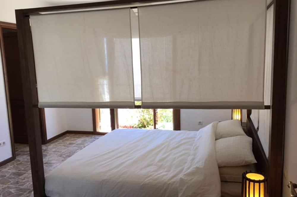 Villa de luxe pouvant accueillir jusqu'à 10 personnes avec piscine et immense jardin privé. in Nazaret, Teguise