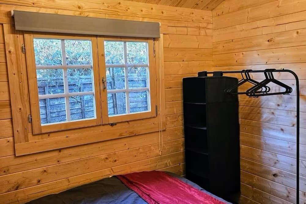 A Cosy cabin retreat - 5 mins away from Windsor and 10 mins from Legoland. in Berkshire