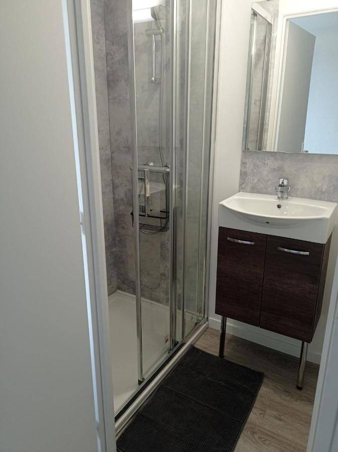 Double Room with Private Bathroom in Saint-Léger-de-Peyre, Région de Mende