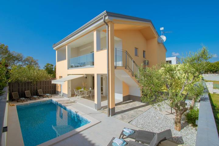 Ferienhaus für 10 Personen, mit Balkon und Terrasse sowie Garten und Pool