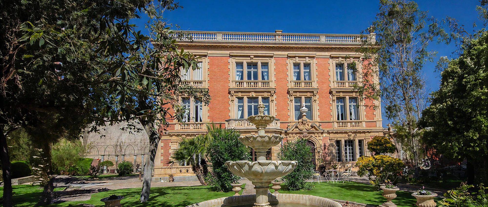 Château pour 16 personnes avec piscine in Névian, Côte d'Améthyste