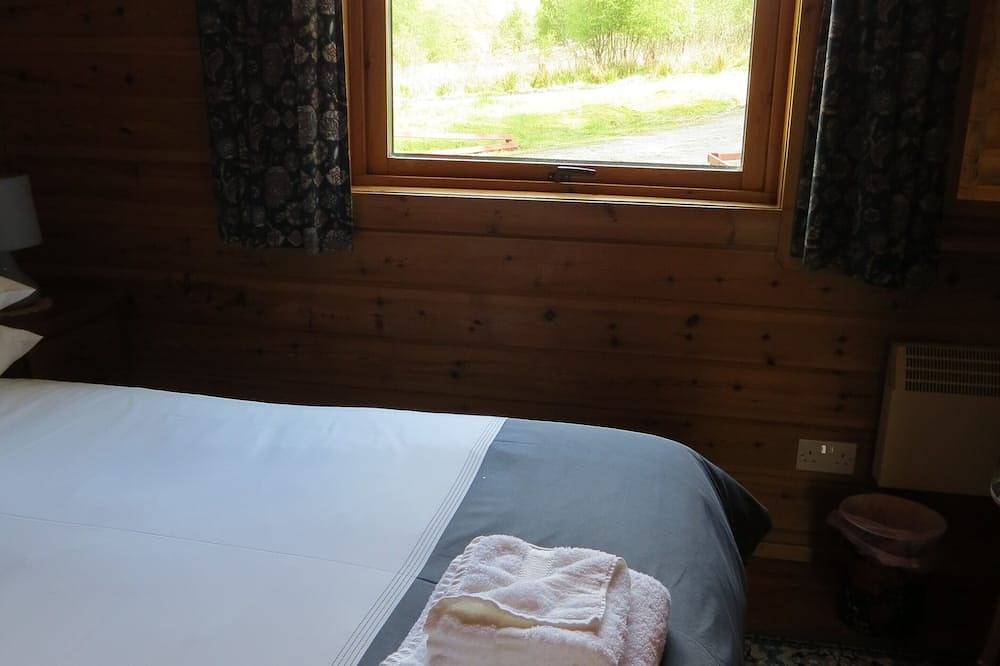 Pine Lodge Cosy Cabin With 2 Bedrooms. Open all year. 15 miles from Fort William in Highlands