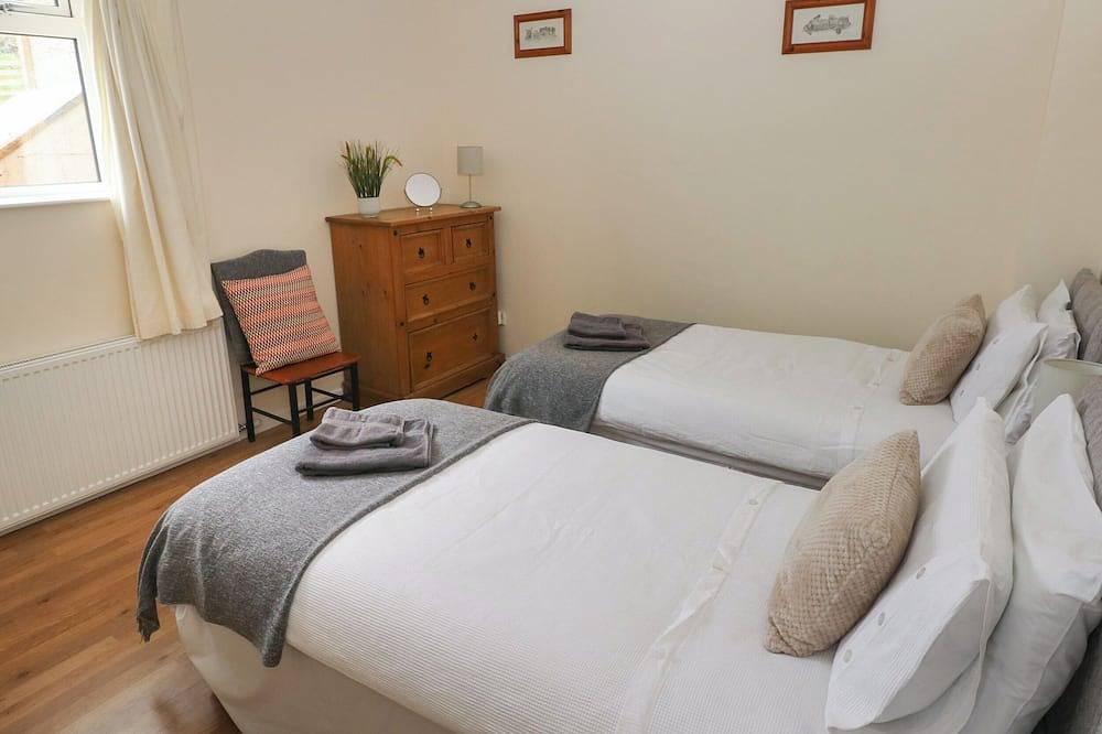 Murmur Y Mor, pet friendly, country holiday cottage in Fishguard in Fishguard, Pembrokeshire