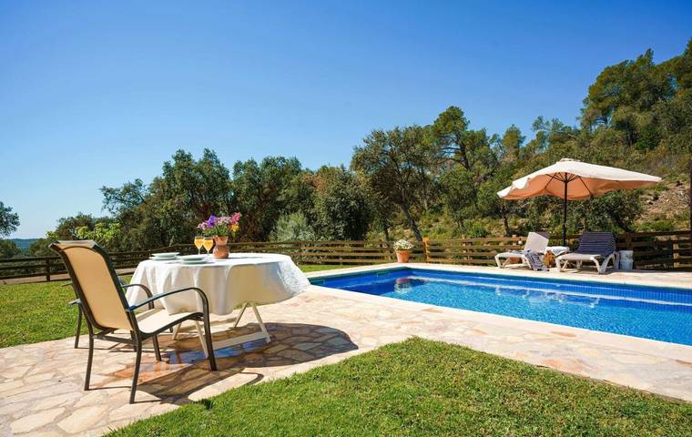 Location de vacances pour 6 personnes, avec piscine ainsi que terrasse et jardin, animaux acceptés à Vall-llobrega - 3