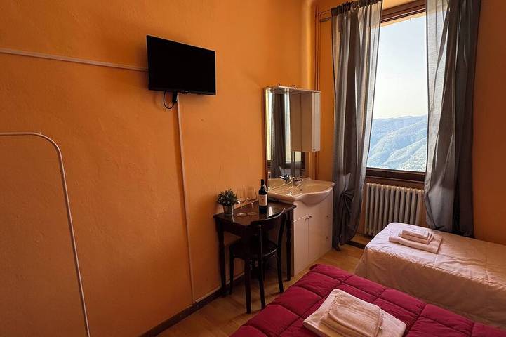 Pace e relax baita Alexandra camere con vista lago immerso nel verde in Brunate, Lago di Como