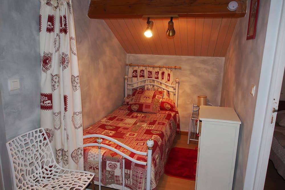 Chalet ***  bord du lac barque, piscine, animaux, lits faits, jardin clos, calme in Saint-Gérons, Région d'Aurillac