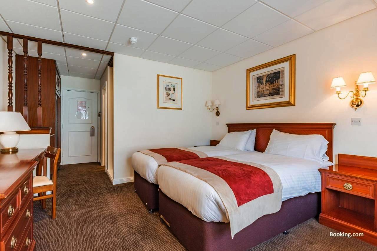Hotel for 10 people with yard in Guernsey
