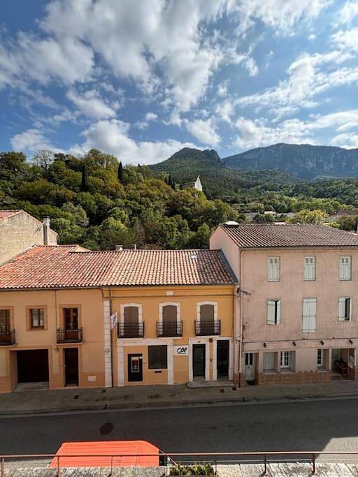 Location de vacances pour 6 personnes, avec terrasse ainsi que jardin et vue, animaux acceptés à Axat