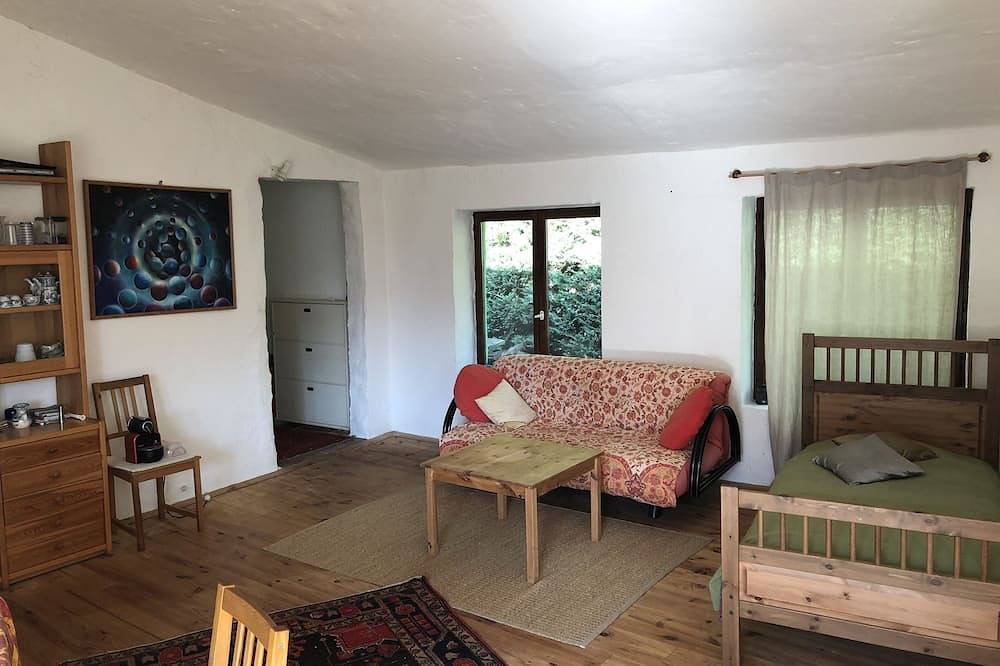 Des vacances de rêve dans la maison bleue entourée par la nature et les animaux in Montpont-en-Bresse, Région de Louhans