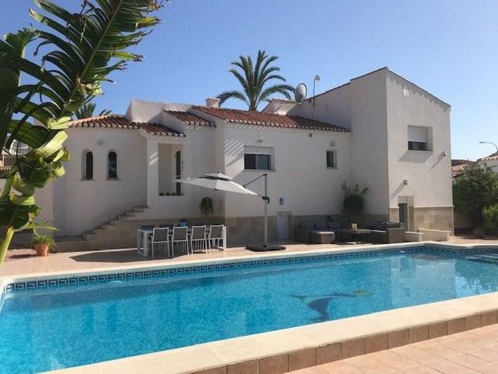 Holiday rental for 8 people, with pool and garden in El Chaparral