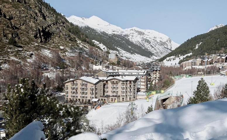 Hôtel pour 6 personnes, avec piscine et terrasse ainsi que vue et sauna