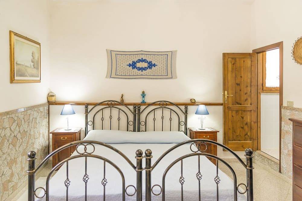 Villa with swimming pool, surrounded by flower gardens, near the sea. in Sorso, Sassari Provinz