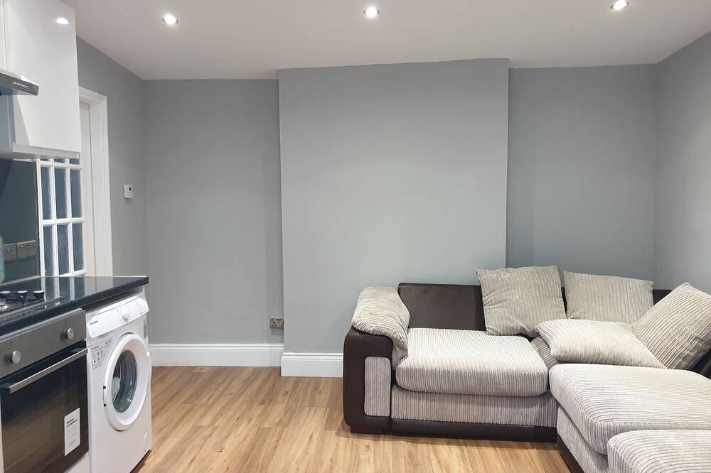 Entire apartment, Barnet Luxury Apartment can sleep 4 people just few mins away from Station in London, South East England