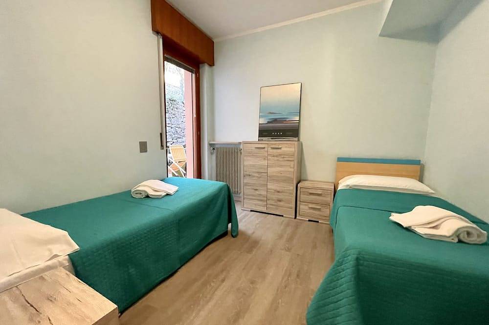 Ganze Wohnung, Große und helle Wohnung, Parkplätze und eine Terrasse mit Seeblick in Castelletto di Brenzone, Brenzone