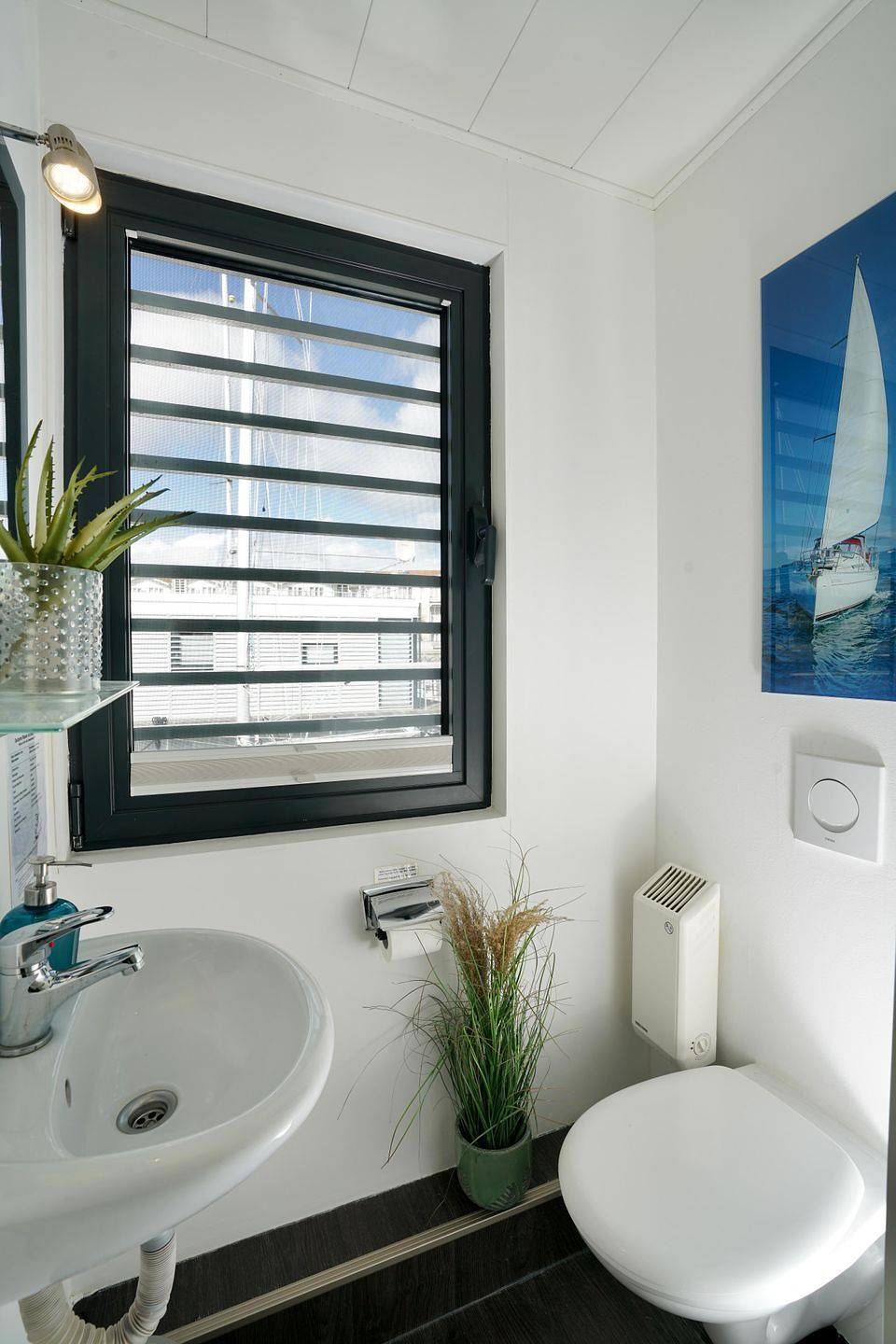 Floating 44 in Boltenhagen - festliegendes Hausboot in der Weißen Wiek in Boltenhagen, Mecklenburger Bucht