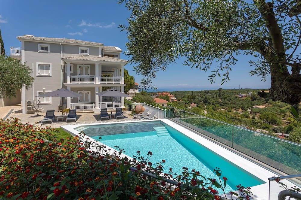 Apartment for 6 People in Alykes, Zakynthos