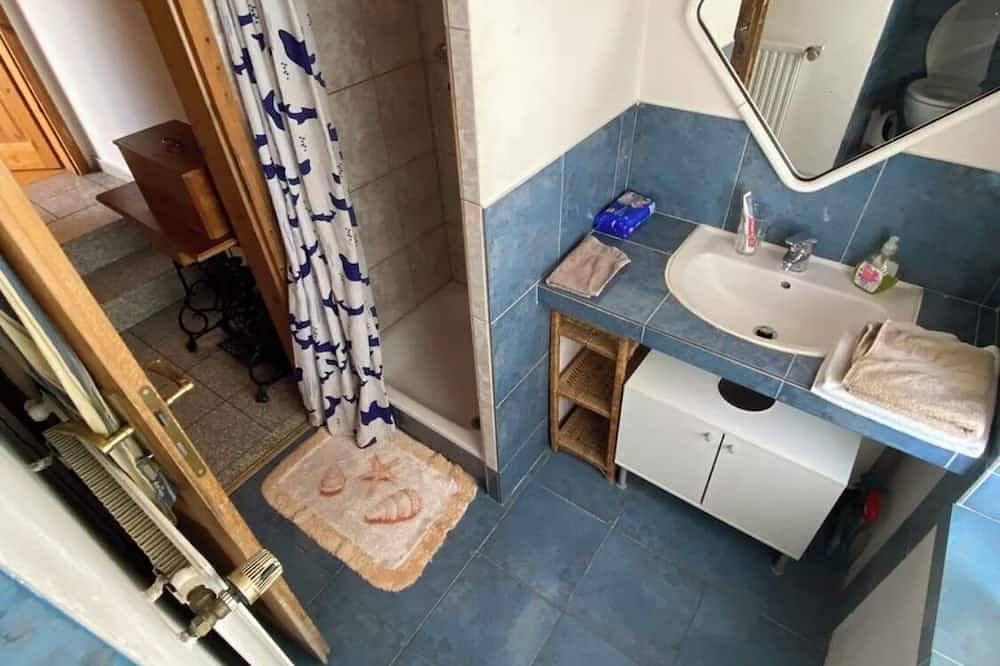 Ganze Wohnung, Großräumiges 2-Zimmer Apartment mit Küche und Bad in Leverkusen, Bergisches Land