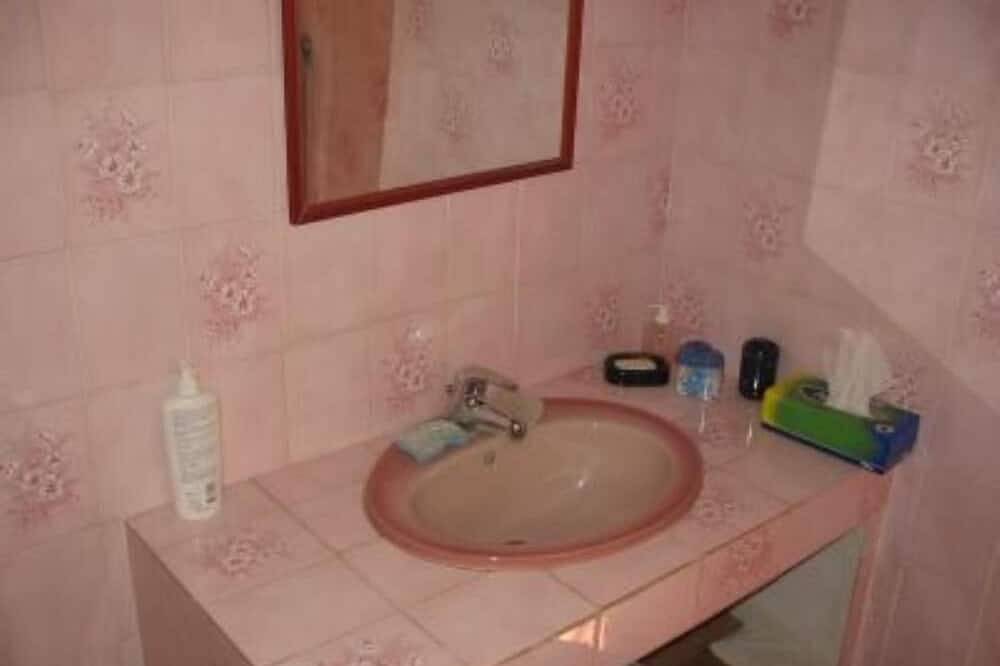 Appartement entier, Appartement dans villa en rez de jardin possibilité de garer la voiture in Santa-Reparata-di-Balagna, Région de Calvi
