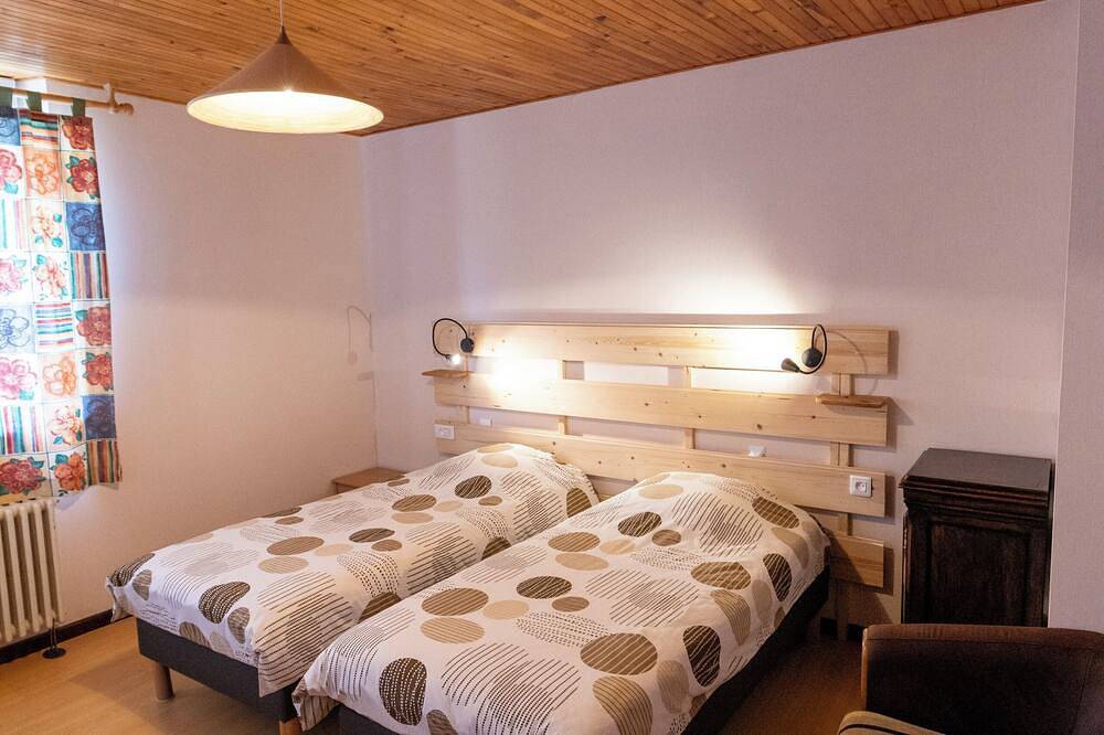Gîte \"La Partie de Bise\", Le Barboux, sleeps 12 in Le Barboux, Jura Francais