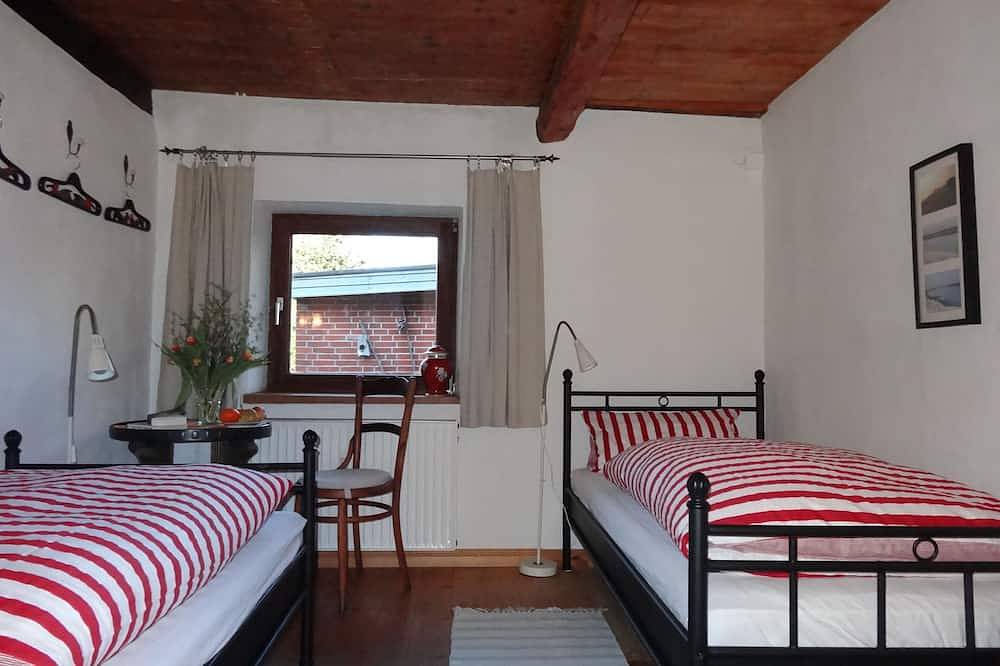 Idyllisches Reetdachhhaus direkt am Eiderdeich für 2 bis 10 Personen in Oldenswort, Eiderstedt