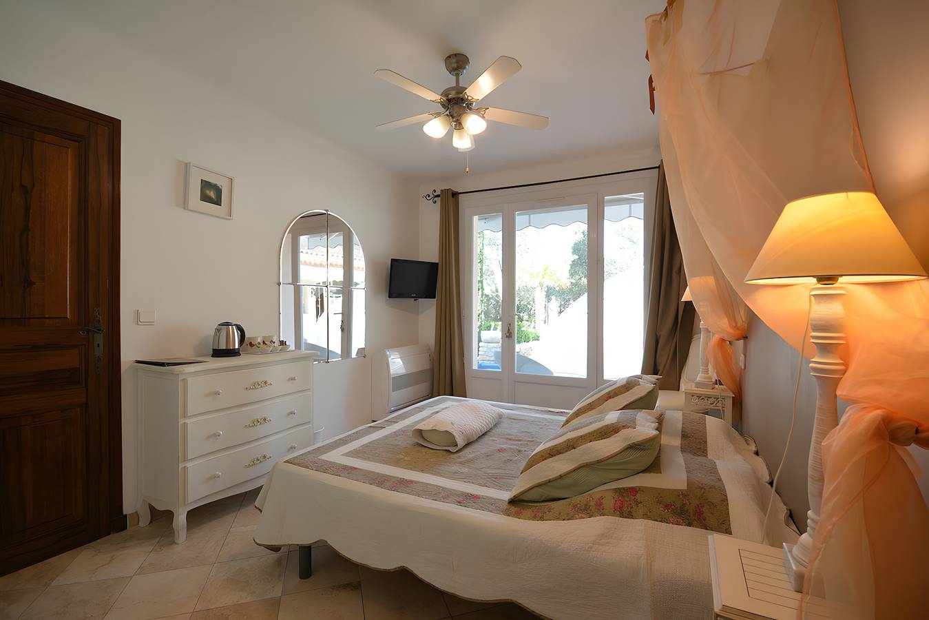Appartement entier, Appartement « Chambre Saumon » avec piscine partagée, Wi-Fi et climatisation in Bédoin, Parc naturel régional du Mont-Ventoux