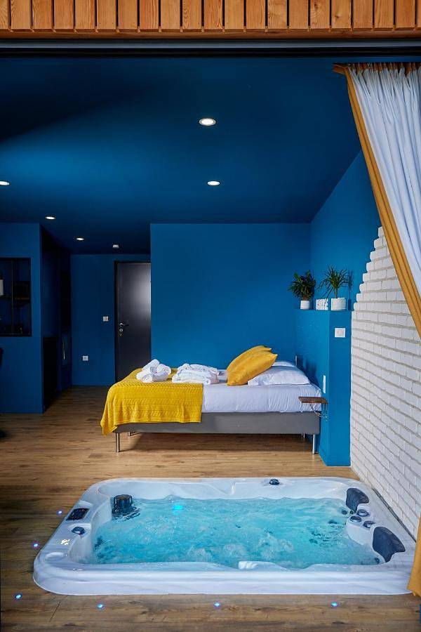 Gîte pour 2 personnes, avec Jacuzzi ainsi que Terrasse et Vue sur le lac à Wambrechies - 2